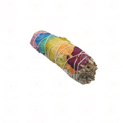 Salvia blanca y pétalos de los 7 chakras