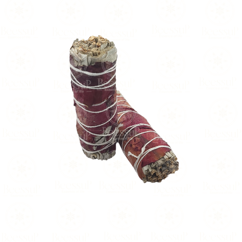 Salvia blanca y pétalos de rosa